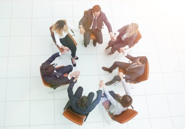 iş ekibi birbirlerinin ellerini tutarak.