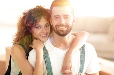 Yeni bir daire arka plan üzerinde yeni evliler Close-Up