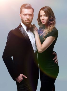 Gri bir arka plan üzerinde duran iş ortakları