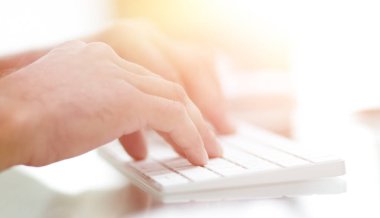 bilgisayar klavye üzerinde metin yazarak el Close-Up.