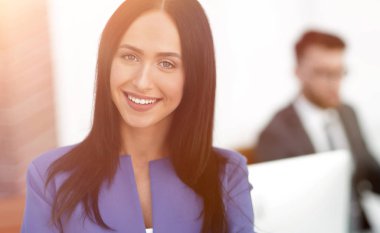 başarılı genç iş kadını çekici emin gülümseme ile