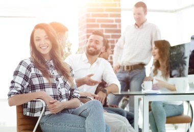 kadın tasarımcı ofisinde