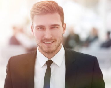 arka plan bulanık üzerinde başarılı iş adamı.