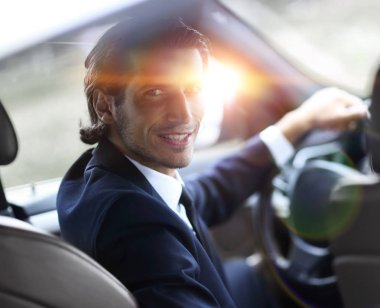 Adam direksiyonda oturuyor.