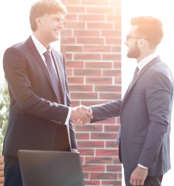 ofis koridorunda duran el sıkışan işadamları