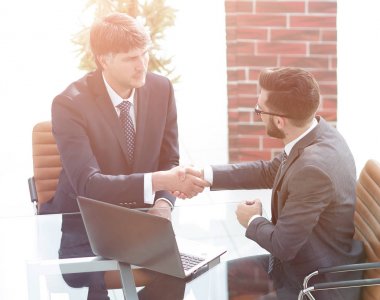 iki başarılı iş adamları arasında el sallamak