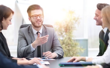 işadamı çalışanı ile bir toplantıda