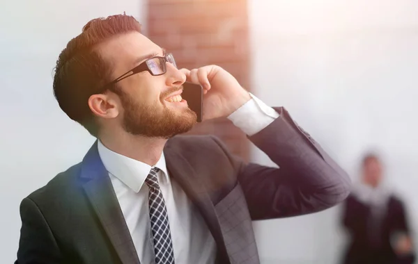 Vista de un joven y atractivo hombre de negocios usando un smartphone — Foto de Stock