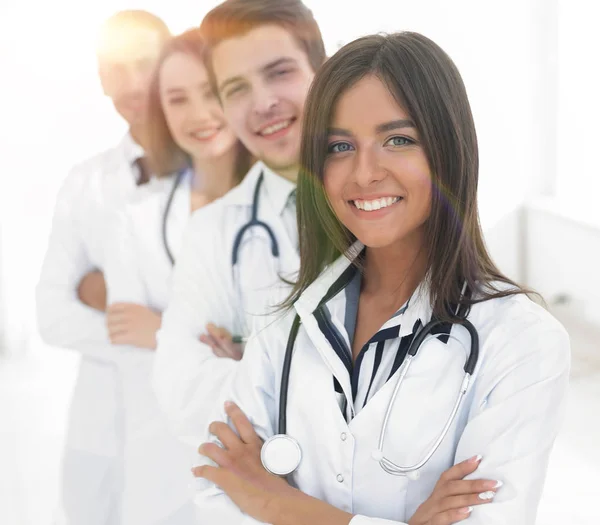 Médica com grupo de colegas felizes e bem sucedidos — Fotografia de Stock