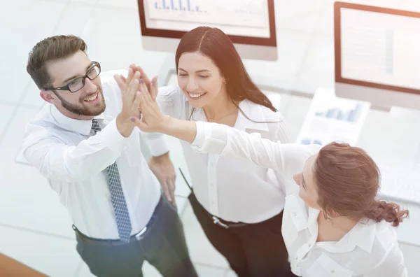 Succesvol business team geven elkaar een high five . — Stockfoto