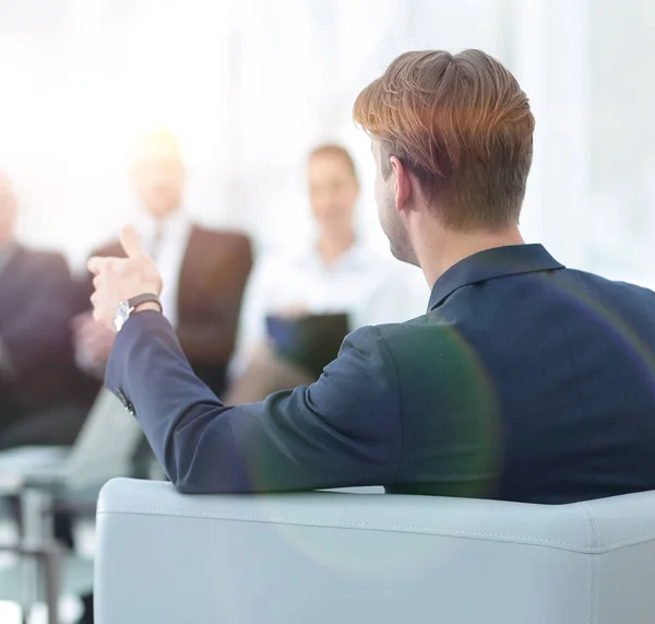 Imagem é blurred.businessman realizando uma reunião — Fotografia de Stock