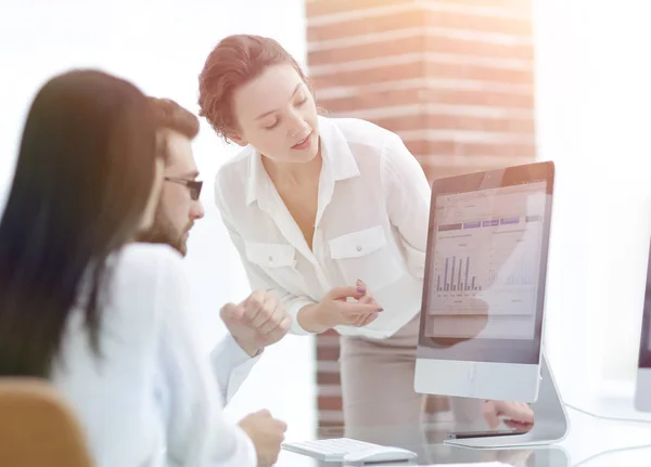 Spezialisten des Unternehmens besprechen Finanzpläne am Schreibtisch — Stockfoto