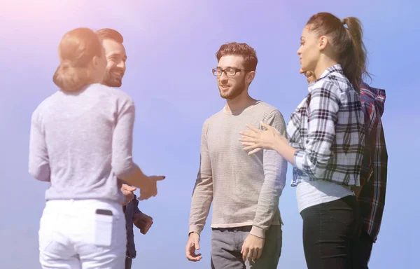 Grupo de estudiantes discutiendo sus problemas . — Foto de Stock