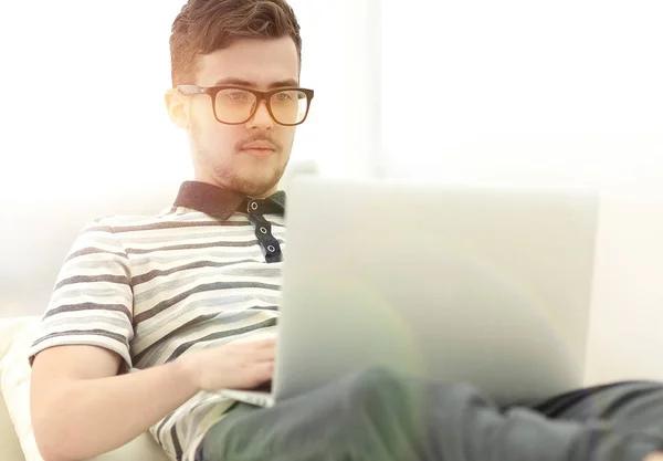 Schöner Mann, der zu Hause arbeitet — Stockfoto