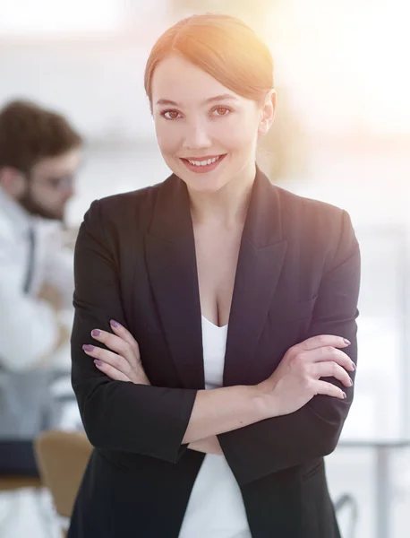 Başarılı bir iş kadını ofis ve arka plan üzerinde — Stok fotoğraf