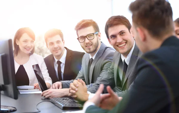 Empresário começando a reunião com a equipe de negócios — Fotografia de Stock