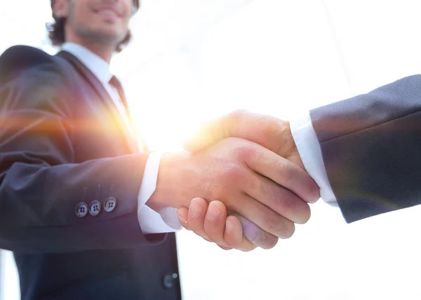 Gruppo di lavoro accoglie il partner con una stretta di mano — Foto Stock