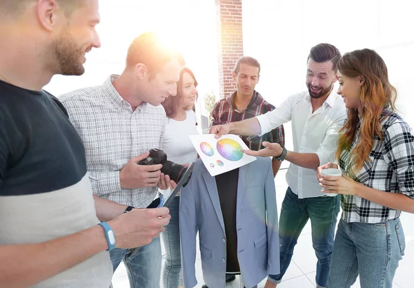 Equipe de designers discutindo a paleta de cores — Fotografia de Stock