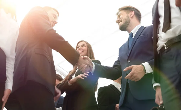 Concetto di business. benvenuto e stretta di mano dei partner commerciali — Foto Stock