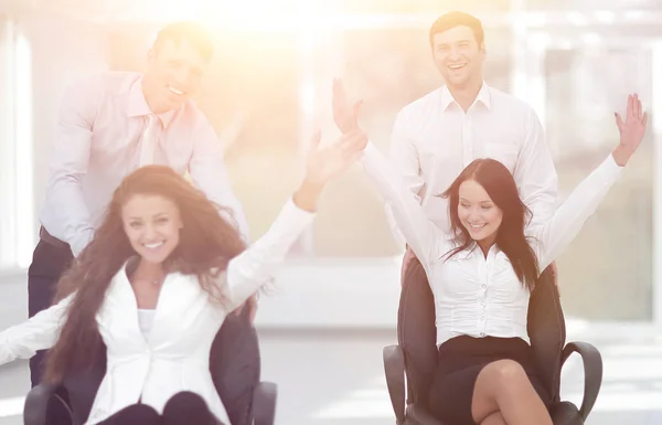 Equipo empresarial entusiasta en la oficina —  Fotos de Stock