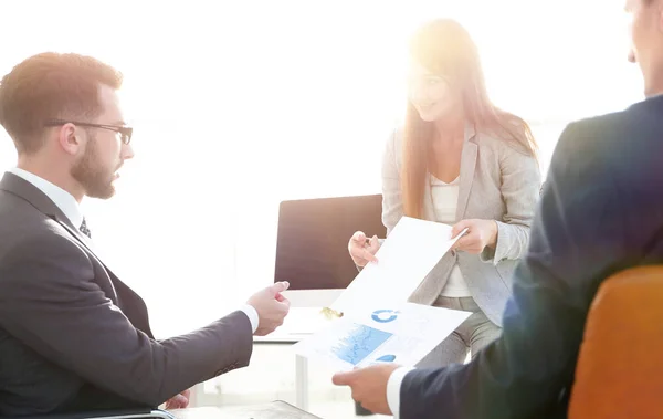 Collega's maken van financieel verslag. — Stockfoto