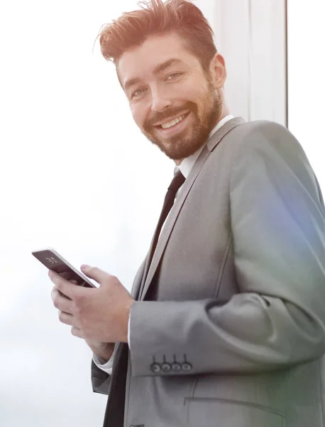 Homem elegante de terno está lendo informações no telefone — Fotografia de Stock