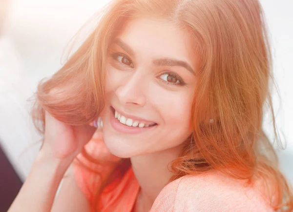 Retrato de una joven sonriente en el fondo de la sala de estar . — Foto de Stock