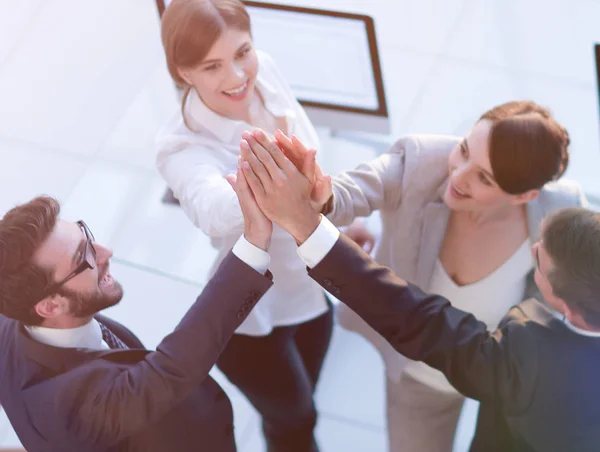 Erfolgreiches Business-Team, das sich gegenseitig eine High-Five gibt, im Büro steht — Stockfoto