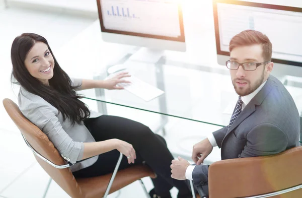 Gerente superior y asistente sentado en el escritorio . — Foto de Stock