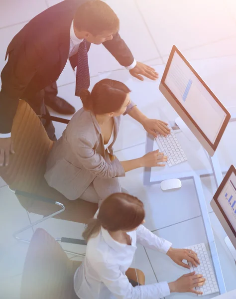 Equipo de negocios en un lugar de trabajo en una oficina moderna . — Foto de Stock