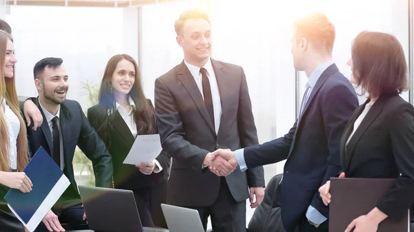 Handdruk zakenpartners op een vergadering in het kantoor — Stockfoto