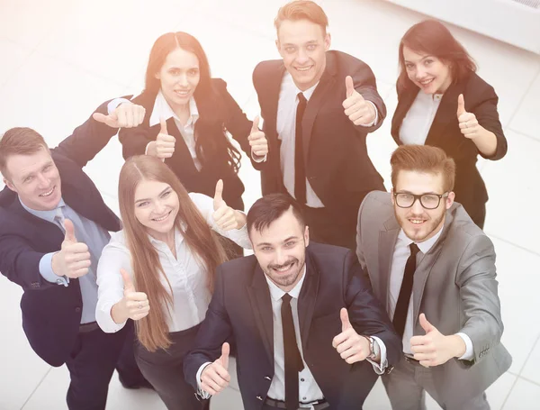 Exitoso equipo de negocios sosteniendo un pulgar hacia arriba —  Fotos de Stock