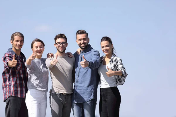 Grupo de jóvenes mostrando el pulgar hacia arriba —  Fotos de Stock