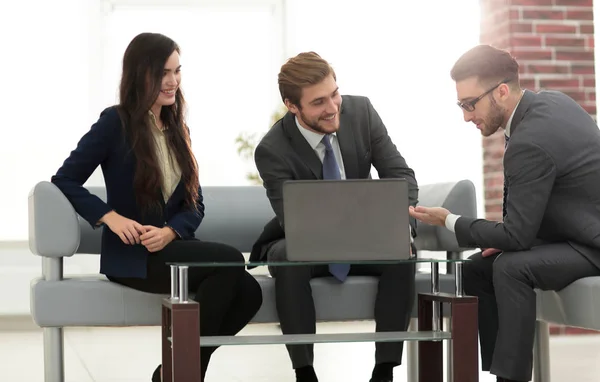 Un team aziendale di tre lavori di pianificazione in ufficio . — Foto Stock