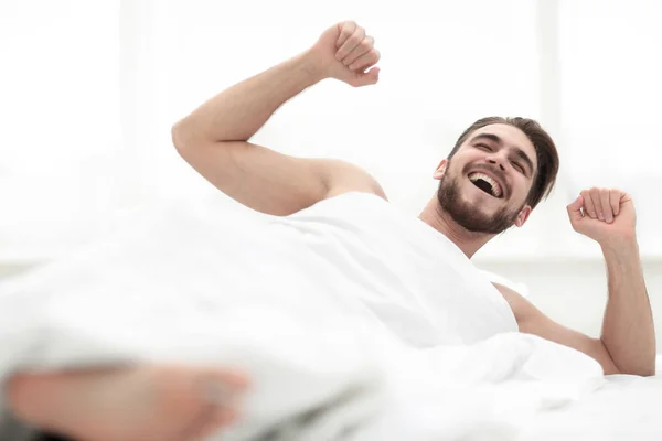 Homem feliz acordando de manhã — Fotografia de Stock