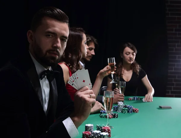 Schöner Mann spielt im Casino — Stockfoto