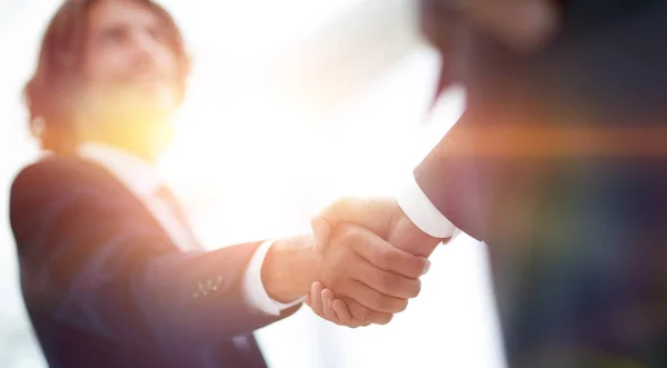 Dos hombres de negocios dándose la mano saludándose — Foto de Stock