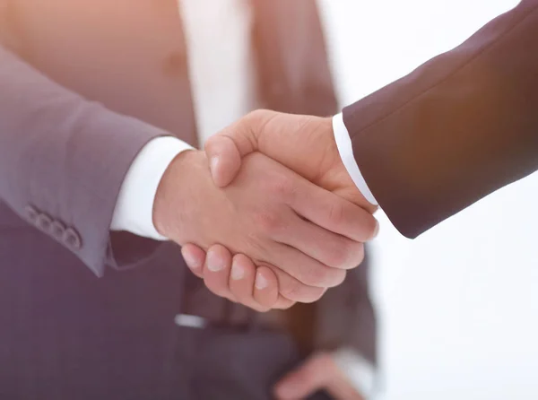 Close up de dois jovens parceiro de negócios do sexo masculino apertar a mão — Fotografia de Stock