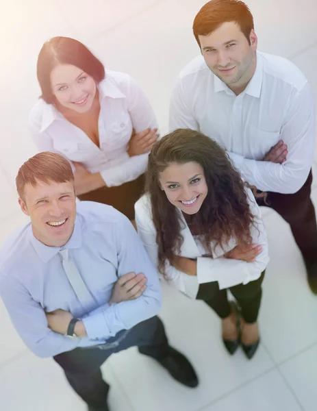 Equipe de negócios bem sucedida olhando para cima — Fotografia de Stock