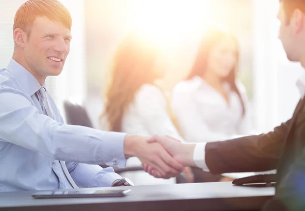 Parceiros de negócios handshake em sua mesa — Fotografia de Stock