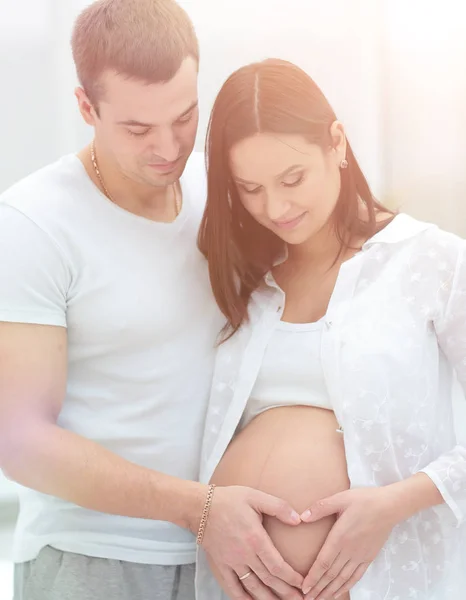 Schöne schwangere Frau und ihr schöner Mann — Stockfoto