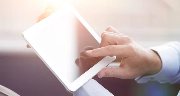 Geschäftsmann mit digitalem Tablet, Nahaufnahme — Stockfoto