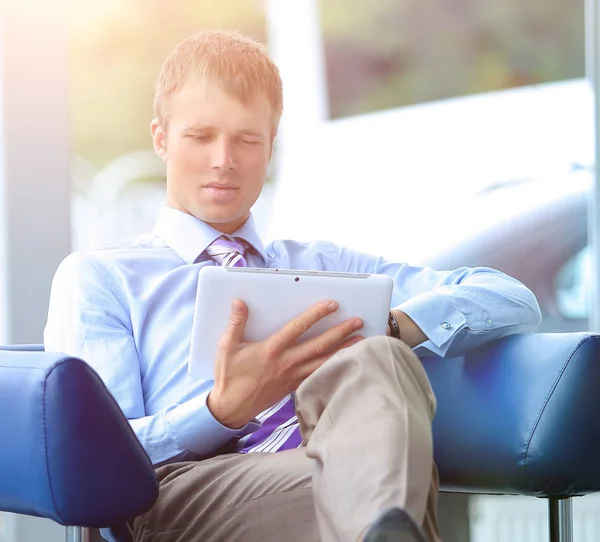 Hombre de negocios en traje descansando en sillón en la oficina — Foto de Stock