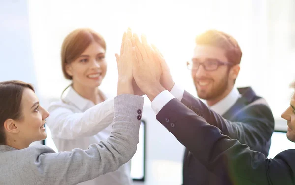 Equipe de negócios bem sucedida dando uns aos outros um high-five, de pé no escritório — Fotografia de Stock