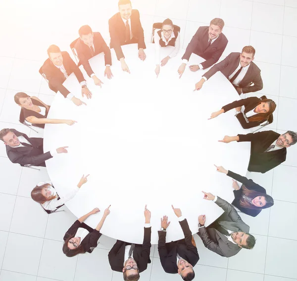 Groep van mensen uit het bedrijfsleven zittend aan de ronde tafel. de busines — Stockfoto