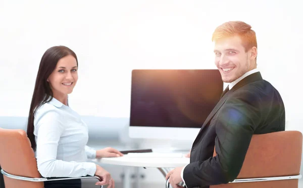 Due dipendenti di successo seduti dietro una scrivania — Foto Stock
