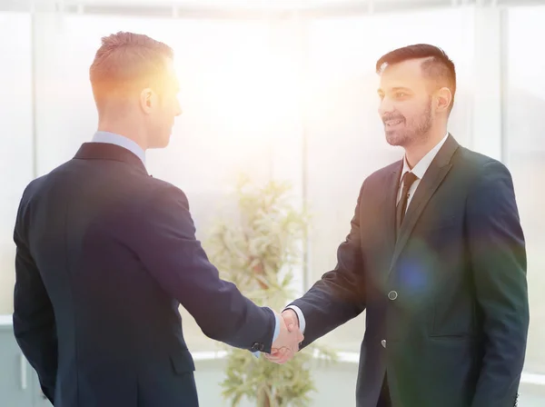 Finanční partneři handshake na chodbě úřadu — Stock fotografie