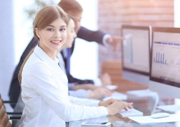 Young professional and business team discussing financial data. — Stock Photo, Image