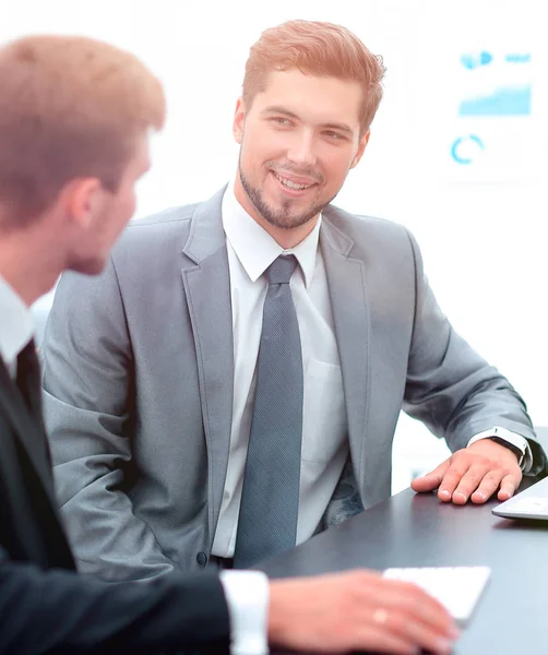 Gerente com o colega sentado na mesa — Fotografia de Stock