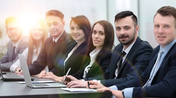 Equipo de negocios sentado en el escritorio en la sala de conferencias — Foto de Stock